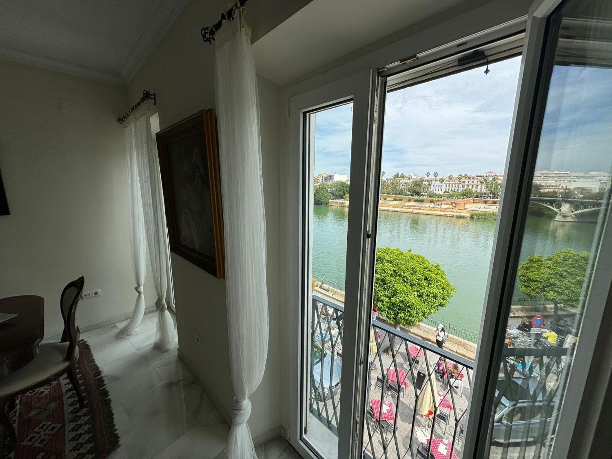 Апартаменты Wonderful Duplex In Calle Betis Севилья Экстерьер фото